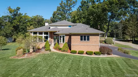 5565 Ford Rd, Commerce, MI 48382