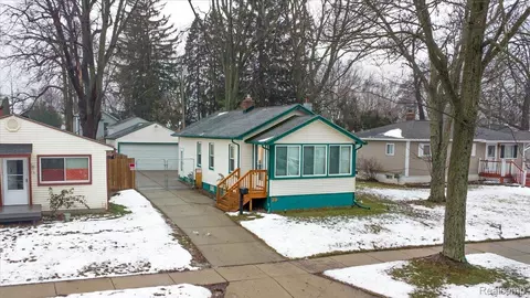 29 W Chicago Ave, Pontiac, MI 48340