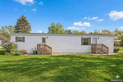 425 Elm Ct, Oakland, MI 48363
