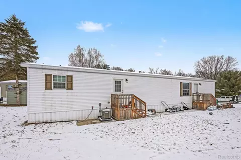 425 Elm Ct, Oakland, MI 48363