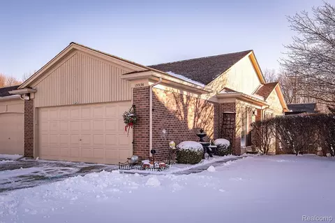 15936 Plymouth Dr, Clinton Township, MI 48038