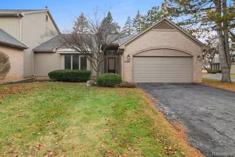 33786 Vista Dr, Farmington Hills, MI 48331