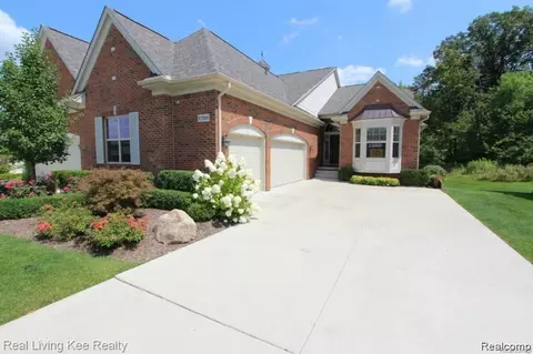 2750 Castlemartin Ct, Oakland, MI 48306