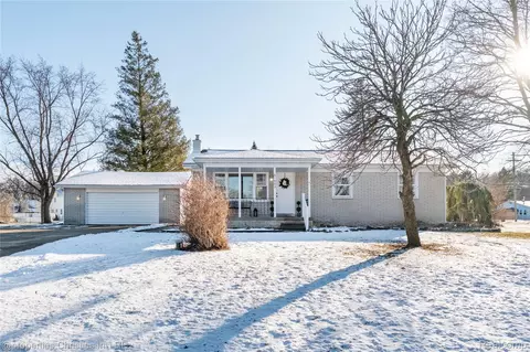 61403 Fairland Dr, Lyon, MI 48178