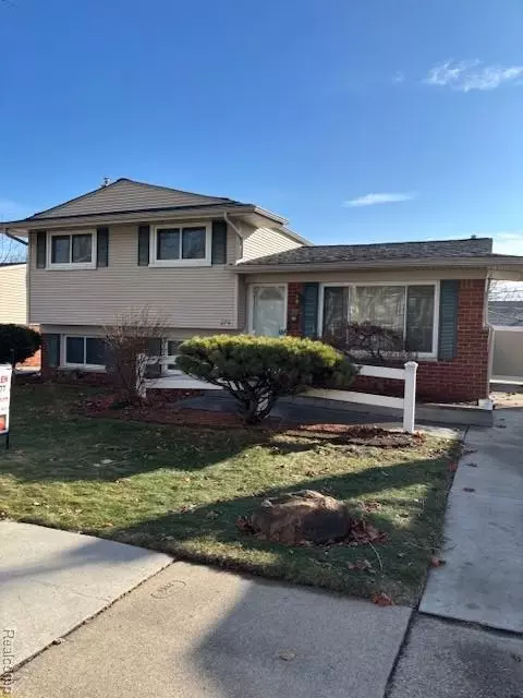 674 Langley Blvd, Clawson, MI 48017