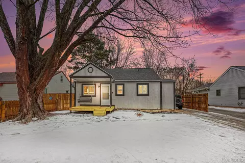 46 E Glass Rd, Brandon, MI 48462