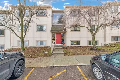 1695 Riverside Dr #8, Rochester Hills, MI 48309