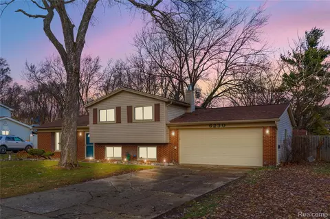 6230 Barker Dr, Waterford, MI 48329