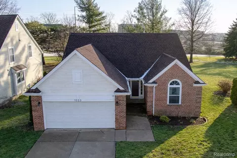 1223 Oaklawn Dr, Pontiac, MI 48341