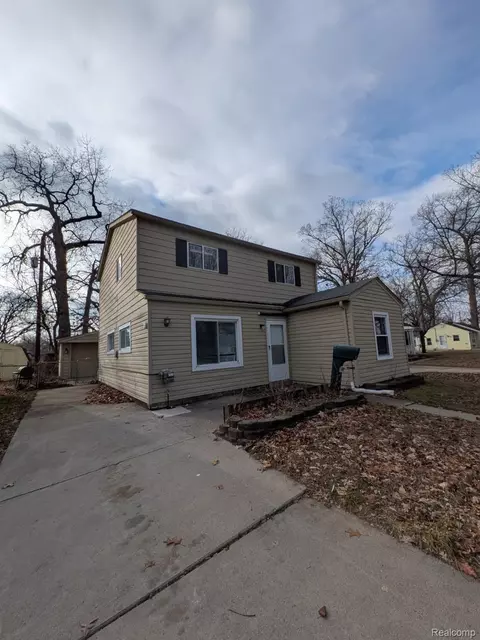 34909 John St, Wayne, MI 48184