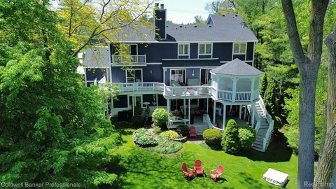 3410 Benstein Rd, Commerce, MI 48382