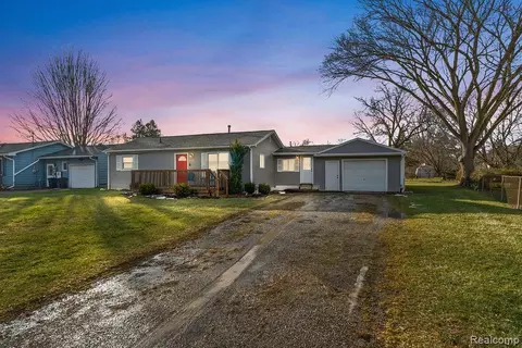 2072 Sandalwood Dr, Burton, MI 48519