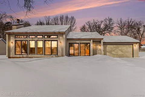 6226 Pinewood Dr, Independence, MI 48346