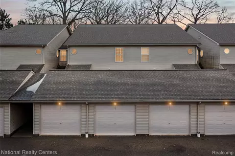 4967 Oak Hill Dr, Waterford, MI 48329