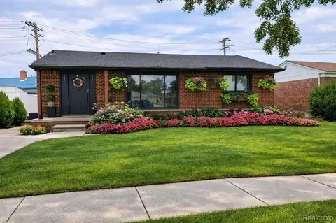 32863 Beacon Ln, Fraser, MI 48026