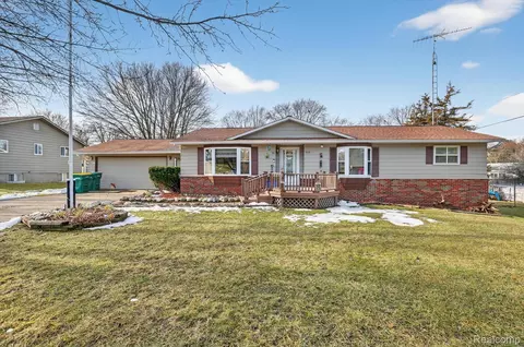 516 Sunnyslope Dr, Flushing, MI 48433