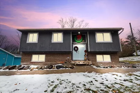 6330 Riverdale Rd, Whitmore Lake, MI 48189