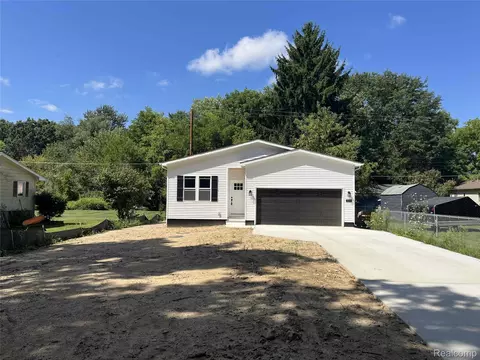 3175 Oakridge Dr, Highland, MI 48356