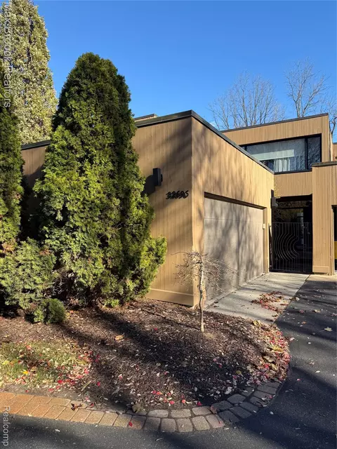 32696 Ravine Dr, Franklin, MI 48025