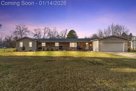 8098 Dover Dr, Grand Blanc, MI 48439