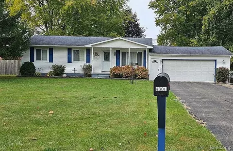 4301 Bobwhite Dr, Flint, MI 48506