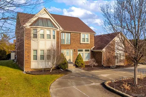 18676 Country Club Cir, Riverview, MI 48193