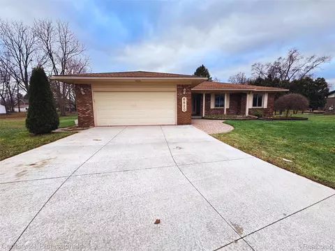 6820 Emerald Shores Dr, Troy, MI 48085