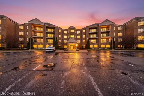 2112 Country Club Dr, Saint Clair Shores, MI 48082