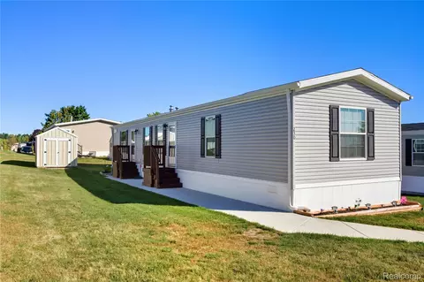 230 E Macgregor Ct, Highland, MI 48357