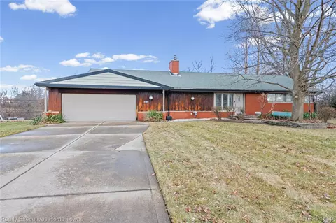 21225 Balfour St, Clinton Township, MI 48036