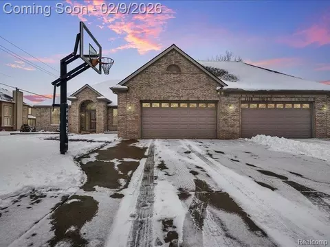 19201 N Grisham Dr E, Macomb, MI 48044