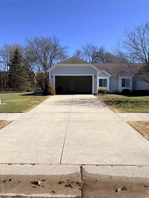 100 Aberdeen Dr #36, Flushing, MI 48433