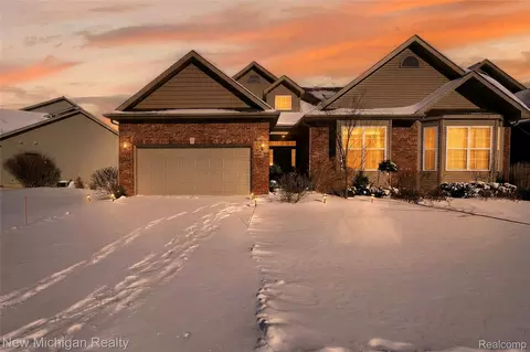 13136 Harbor Landings Dr #85, Fenton, MI 48430