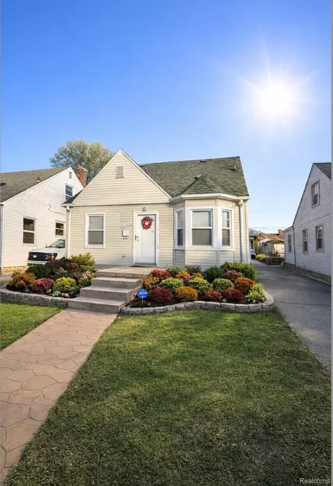 6108 Barrie St, Dearborn, MI 48126