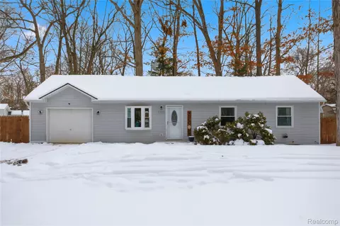 6522 Riverdale Rd, Whitmore Lake, MI 48189
