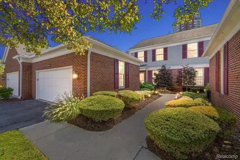 9000 Harbor Place Dr, Saint Clair Shores, MI 48080