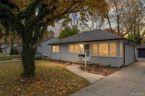 15751 W 14 Mile Rd, Beverly Hills, MI 48025