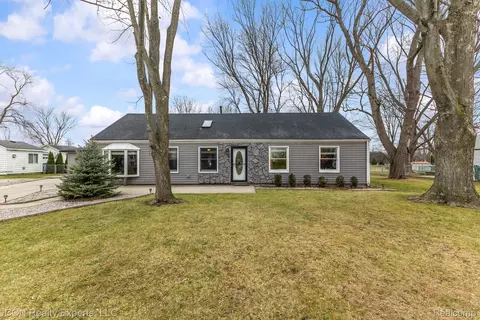38595 Hilldale St, Clinton Township, MI 48036