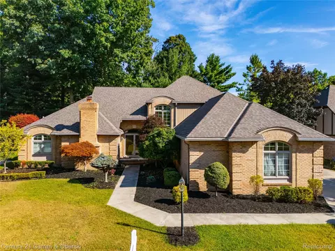 9039 Oakridge Trl, Shelby Township, MI 48317