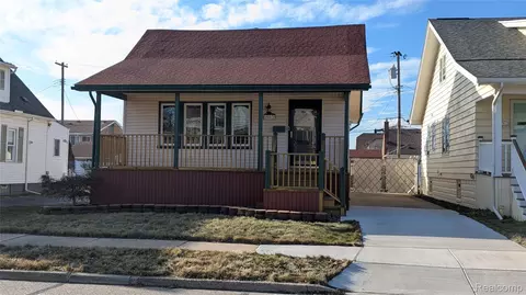 1062 1st St, Wyandotte, MI 48192