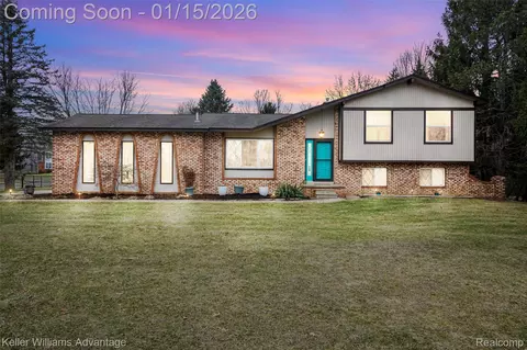 4101 Lake Knolls Dr, Brandon, MI 48371