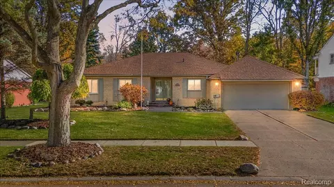 18406 Golfview St, Livonia, MI 48152