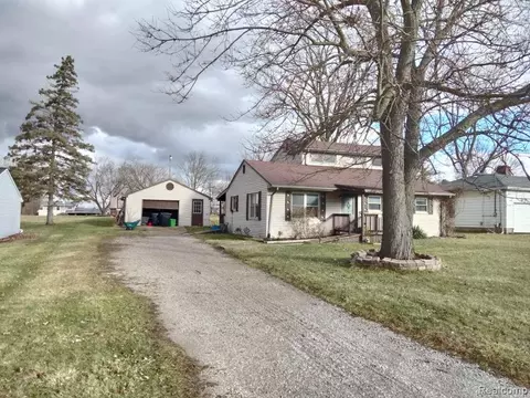 1061 Barbara St, Grand Blanc, MI 48439
