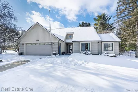 1217 Eagle Nest Dr, Oakland, MI 48306