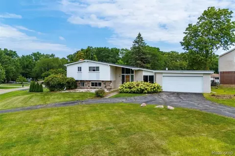 5590 Pembury, West Bloomfield, MI 48322