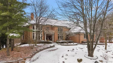 5148 Crest Knolls Ct, Bloomfield Hills, MI 48302