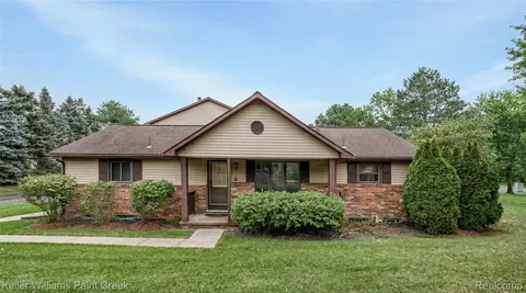 975 Woodlane Dr, Rochester Hills, MI 48307