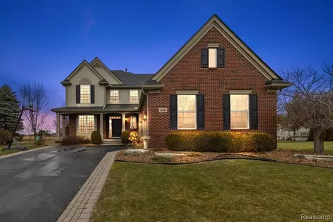 328 Franklin Lake Cir, Oxford, MI 48371