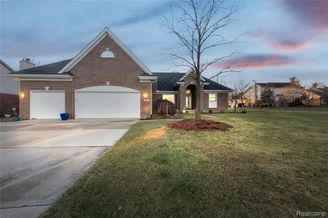 18325 Glastonbury Dr, Livonia, MI 48152