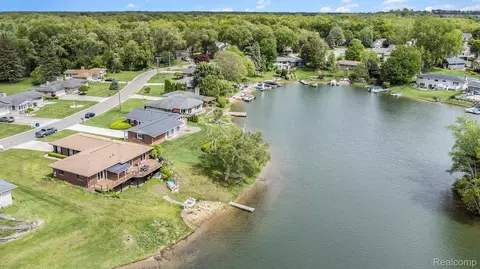 687 Sunnybeach Dr, White Lake, MI 48386